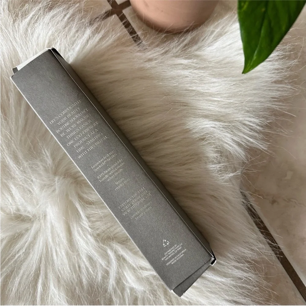 Complex Culture Angled Foundation Brush - Picture 3 of 4